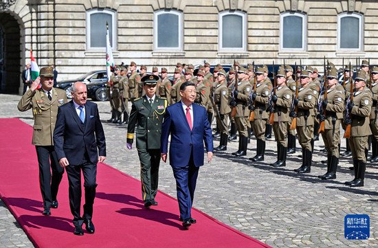 习近平出席匈牙利总统舒尤克和总理欧尔班举行的欢迎<em>仪式</em>