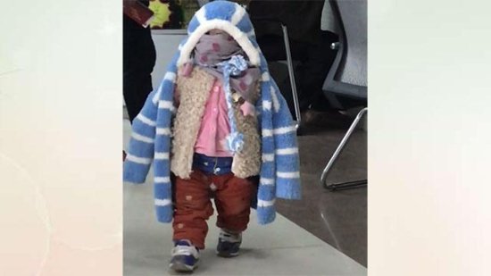 爷爷觉得冷，给宝宝加了衣服，网友：穿成这样妈妈都不认识了