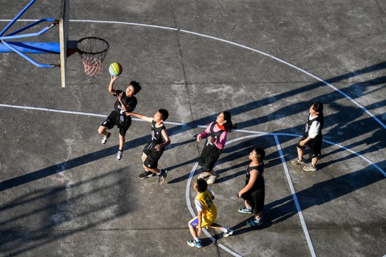 追光 |<em> 彩色的</em>篮球，是山区孩子们的一束光