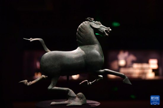 文明印记——中国珍贵文物影像志丨巧夺天工的国宝铜奔马