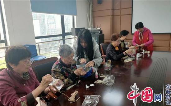 苏州工业园区天翔社区开展“麻绳塑笔筒 环保新风尚”主题活动