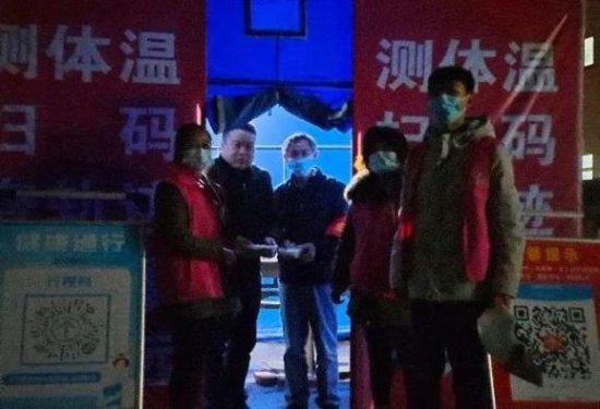 乐平市巾帼志愿者在寒风中第三次为疫情防控人员送温暖
