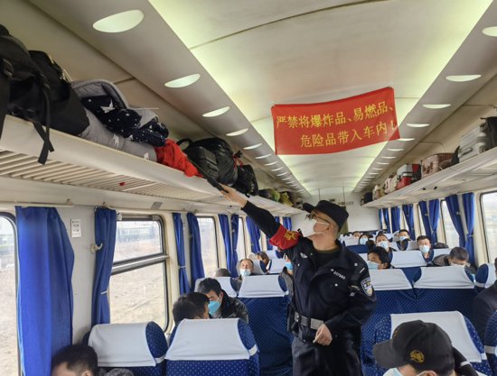 北京铁路警方：“五一”假期提高列车上“见警率”和反扒行动