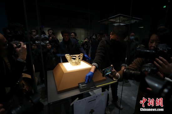 三星堆“金面具”“竖<em>披发</em>青铜人像”在上海博物馆东馆开箱布展