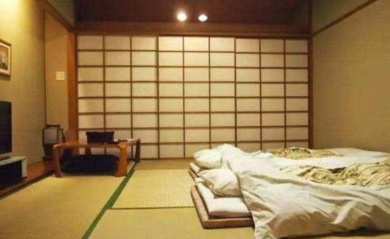 日本人不爱睡床，非要睡在<em>地板</em>上，这是<em>什么</em>习俗