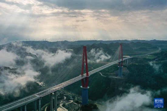 <em>贵州</em>龙里河大桥建成通车