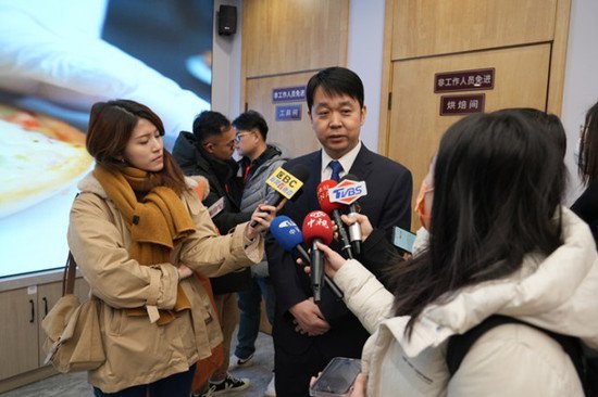 中国记协组织港澳台媒体在京记者赴北京西站采访报道2024年春运...