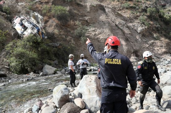 一<em>长途客车</em>在秘鲁中央公路坠崖 遇难人数上升至29人