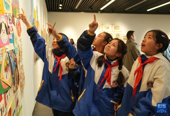 <em>西藏</em>首届特殊教育学校学生美术作品展开展