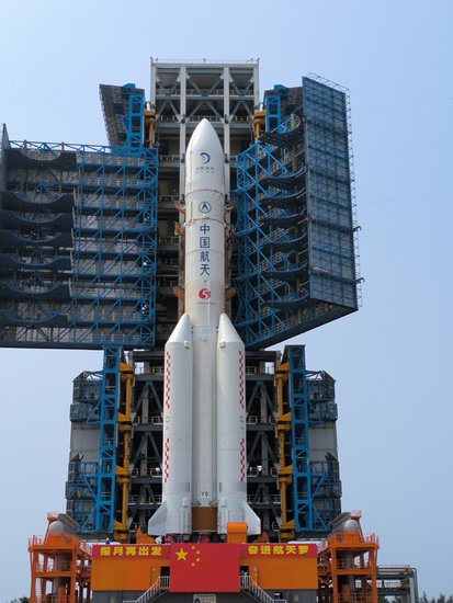 嫦娥六号任务器箭组合体完成垂直转运 计划<em>5月初</em>择机发射