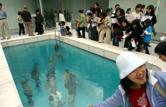 <em>艺术家</em>在日本建魔幻泳池 游人"在水下"走来走去