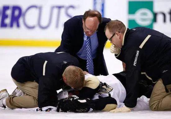 悲痛！英国冰球运动员遭冰刀割喉不幸离世，年仅29岁