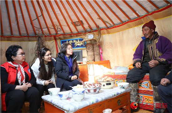 中国驻蒙古国大使沈敏娟同蒙古外长共赴灾区发放中方赈灾物资