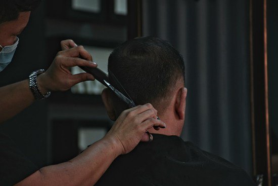 <em>剪头发</em> Getting a haircut in China