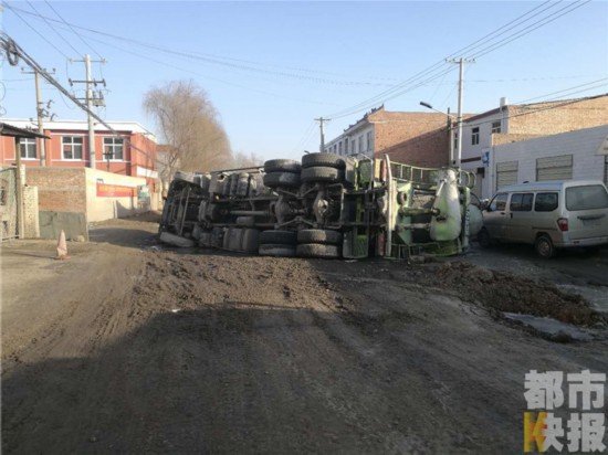 西安东郊一水泥罐车侧翻在地 疑是<em>地上有</em>深坑