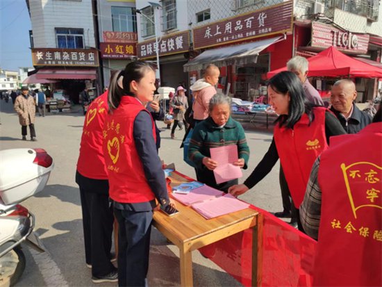 安远县长沙乡开展“人人参与全民参保”养老保险宣传活动