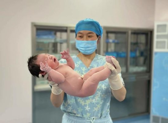 正月初一 8斤重的“金虎宝宝”<em>出生</em>！