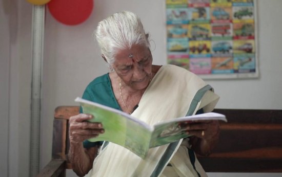 104岁认字读书考试拿高分，印度奶奶获印度教育部长肯定
