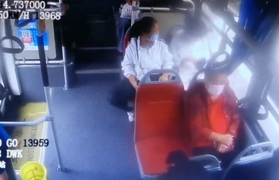 郑州3名聋哑女孩丢失录取通知书 被找到时用无言的方式感谢车长