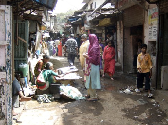 亚洲富豪最多也很贫困的城市：孟买过半人口生活在<em>贫民</em>窟