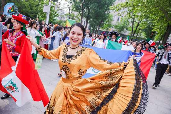 北京语言大学举办世界文化节游园会