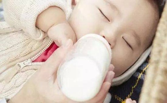 多吃夜奶宝宝会胖？频繁夜奶反而影响身高和消化，掌握次数是...