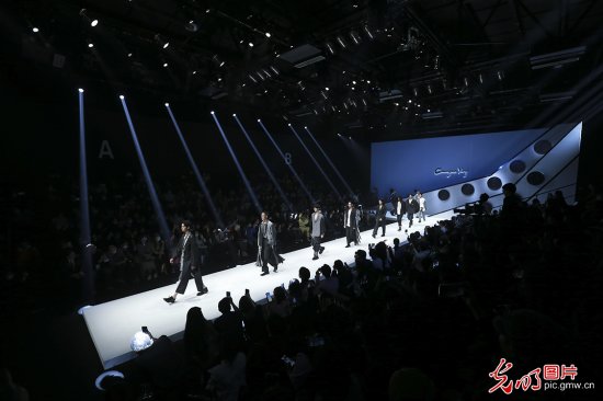 <em>设计师</em>杨紫琪2021春夏系列首秀登陆中国国际时装周