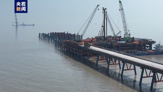 <em>杭州</em>湾跨海铁路大桥南航道桥首桩顺利浇筑